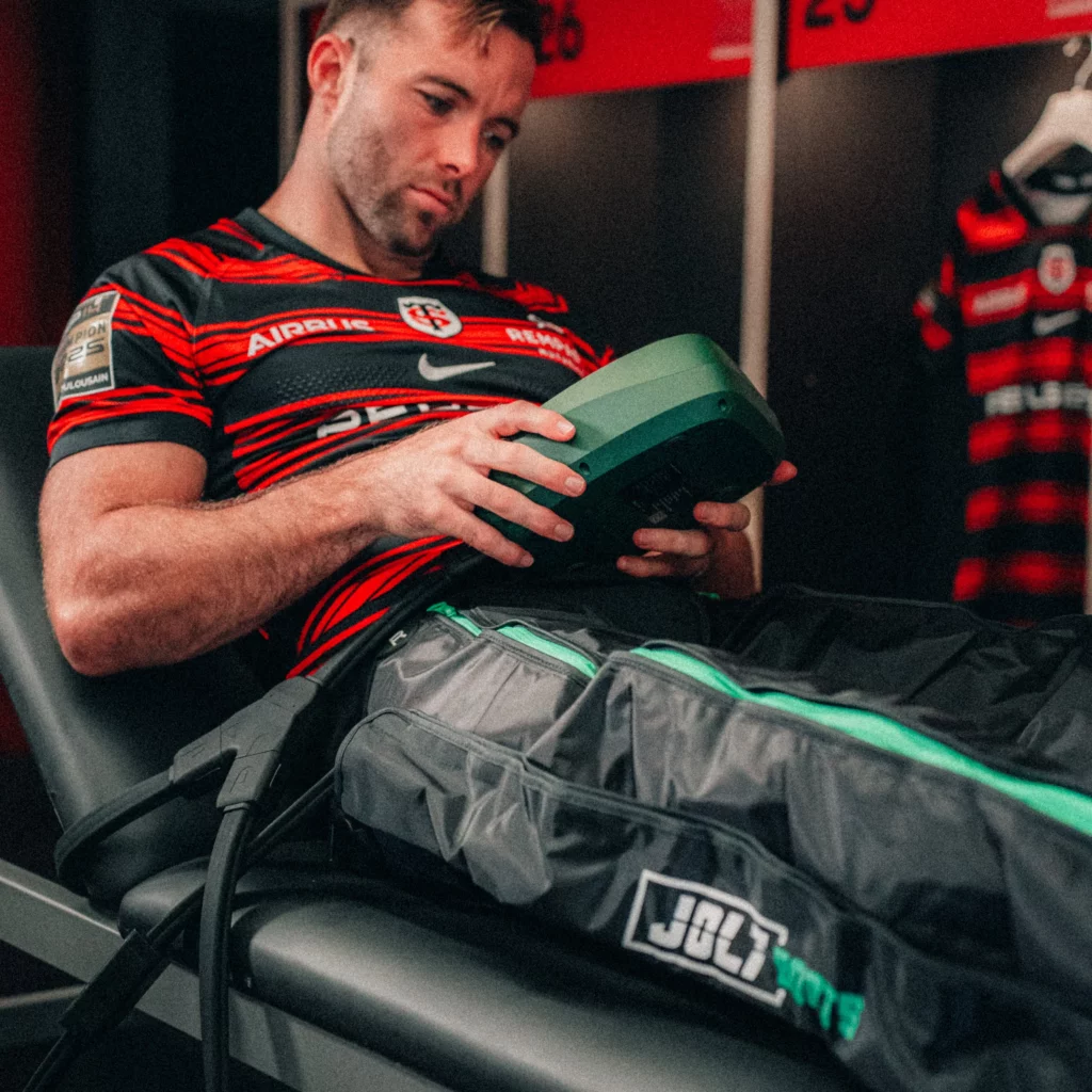 sportif portant des bottes de compression jolt